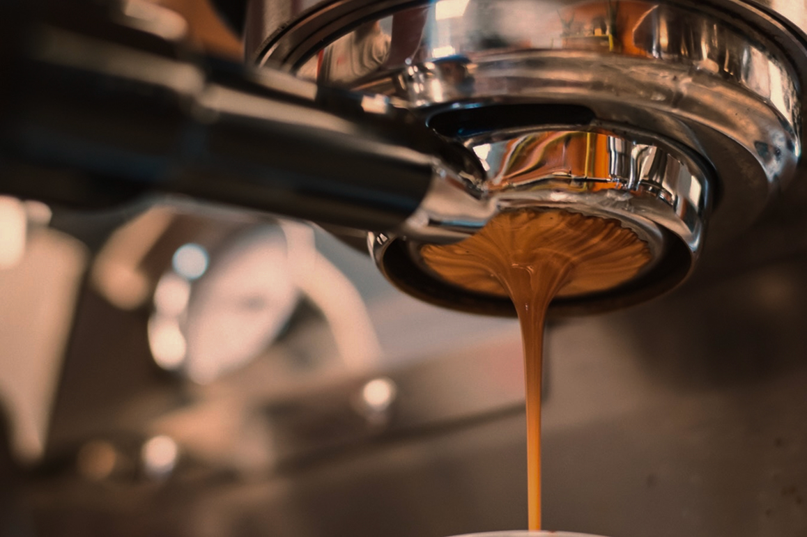 エスプレッソを注ぐ様子